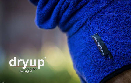 Blauer DRYUP Cape Bademantel für Hunde aus 100% Baumwoll-Frottee – ideal nach Regen, Schwimmen und Matsch