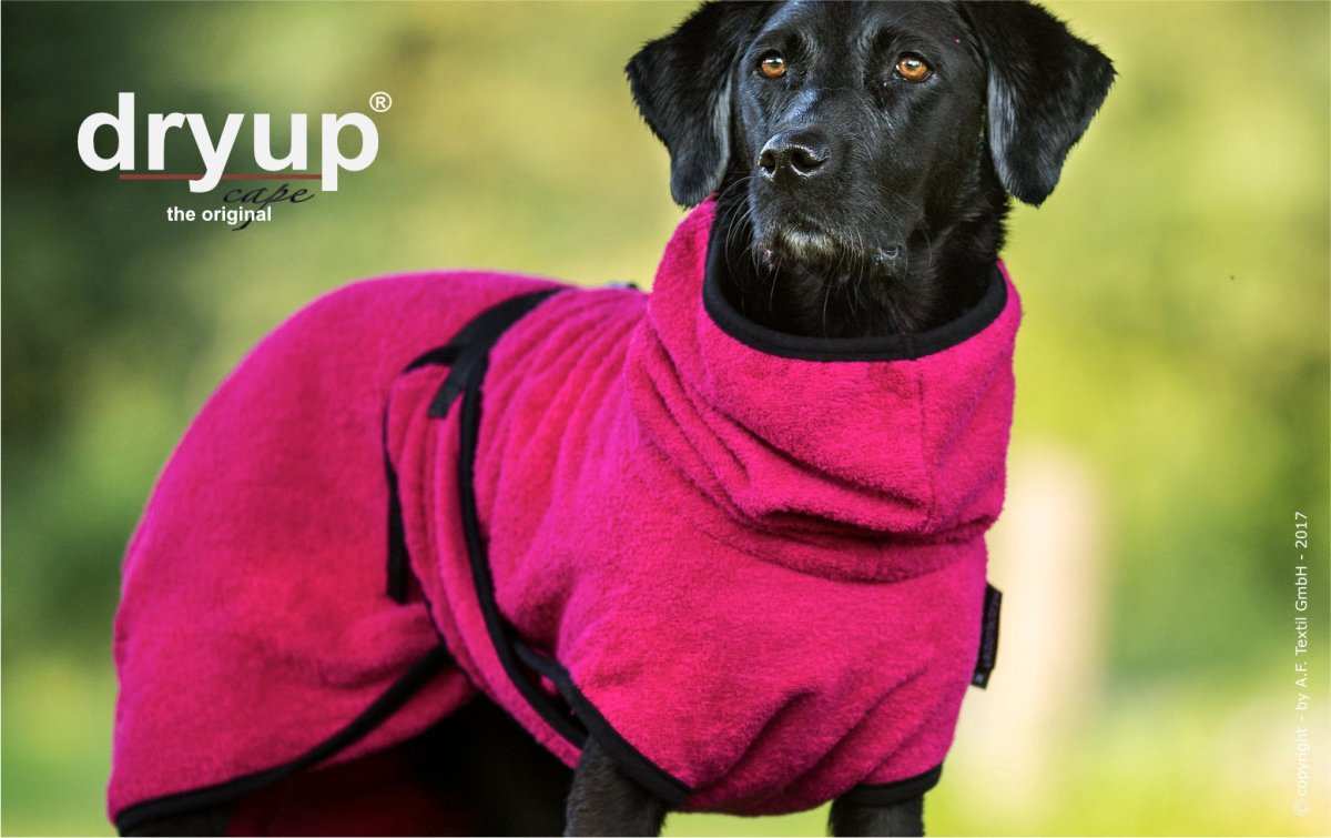 Original DRYUP Cape in Pink – Hundebademantel für drinnen und draußen, perfekt für nasse Abenteuer.